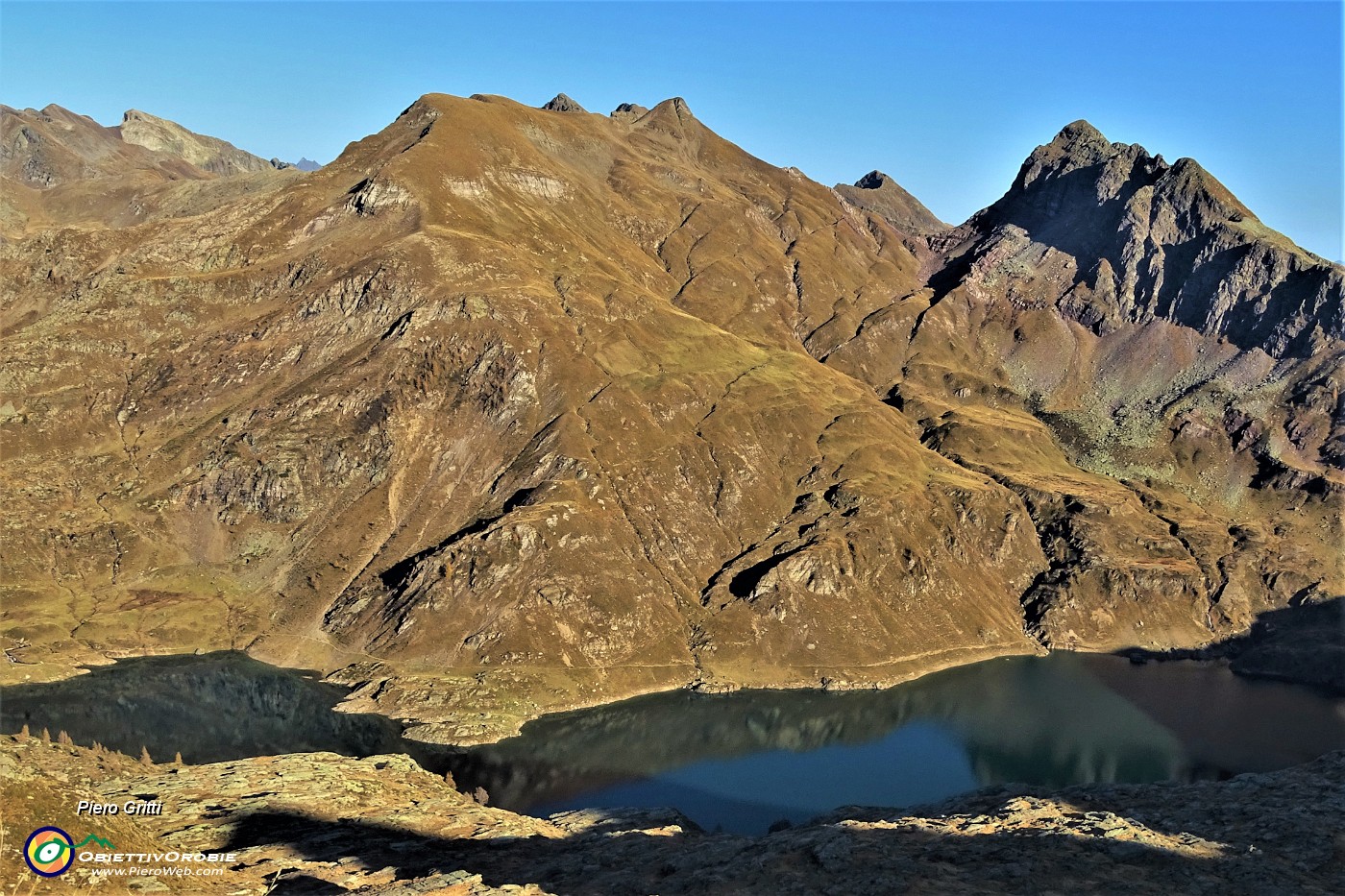 87 Vista sui Laghi Gemelli, Il Pizzo Farno e il Monte Corte.JPG